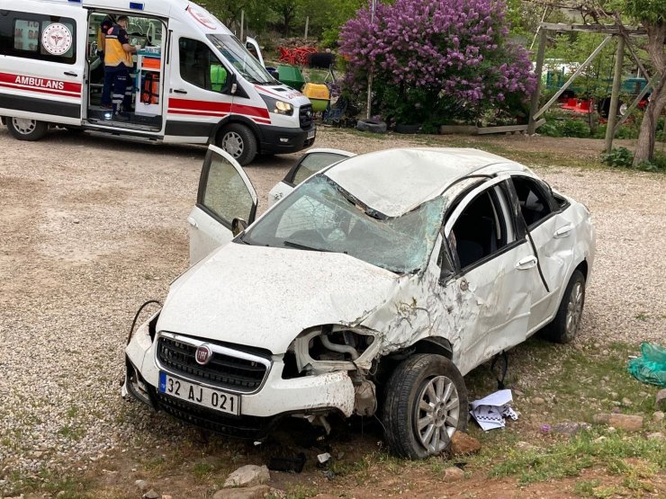 Otomobil takla attı, motoru fırladı: 2 yaralı