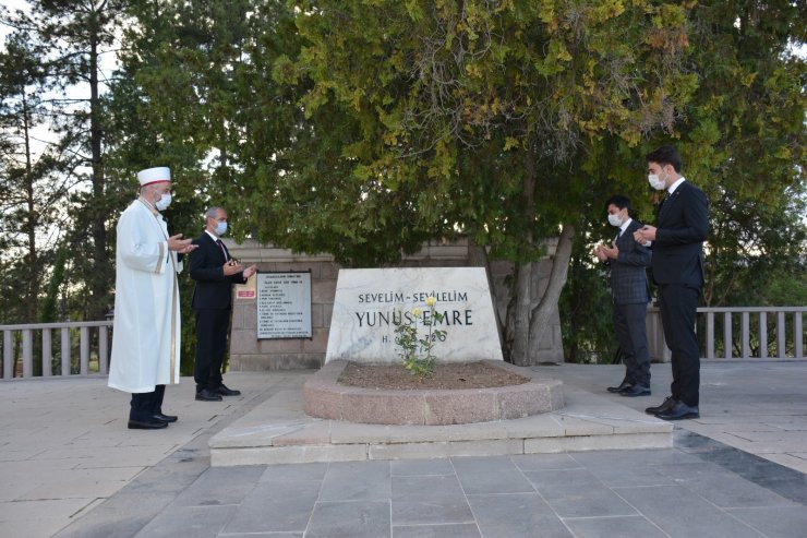 Yunus Emre kabri başında anıldı