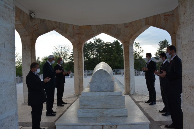 Yunus Emre kabri başında anıldı