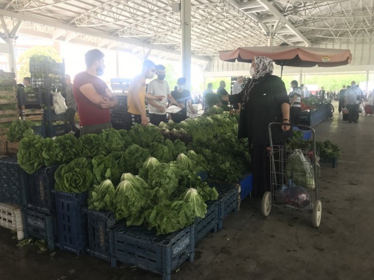 Pazarcılar tezgahları mesafeli açtı