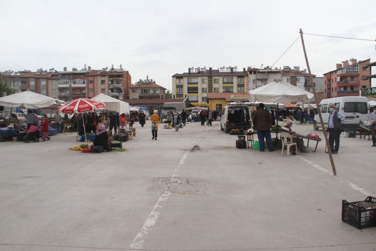 Beyşehir’de tam kapanma günü satıcılar tezgah açtı