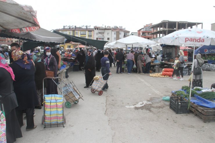 Beyşehir’de tam kapanma günü satıcılar tezgah açtı