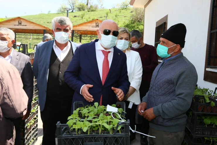 Keçiören’deki çiftçilere ücretsiz sebze fidesi dağıtıldı