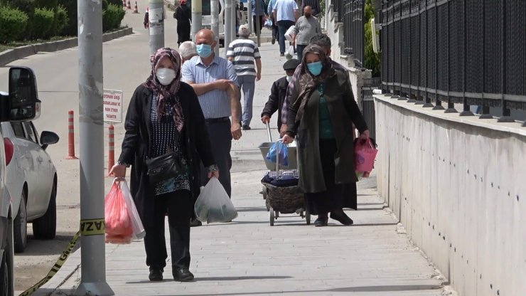 Günler sonra semt paralarında tezgahlar açıldı: Vatandaşlar alışveriş için akın etti