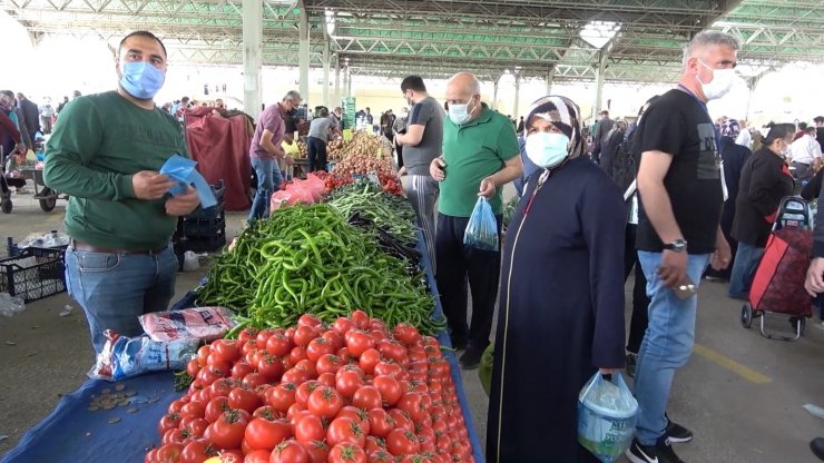 Günler sonra semt paralarında tezgahlar açıldı: Vatandaşlar alışveriş için akın etti