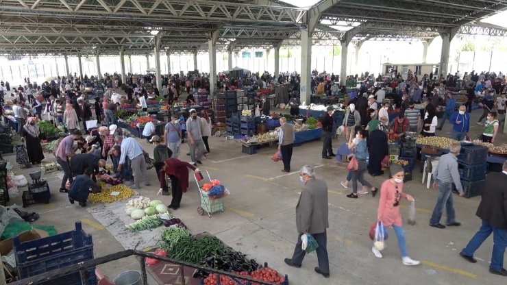 Günler sonra semt paralarında tezgahlar açıldı: Vatandaşlar alışveriş için akın etti