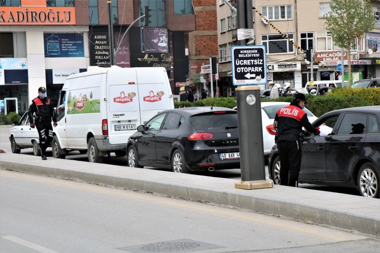 Kırşehir’de polis halkın kısıtlama ihlali yapmaması için aktif görev alıyor