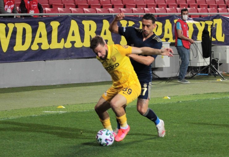 Süper Lig: MKE Ankaragücü: 1 - Fenerbahçe: 1 (İlk yarı)