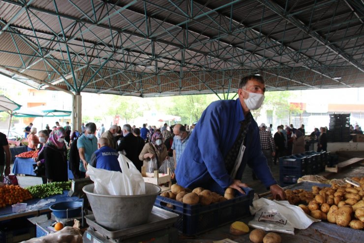 Semt pazarları açıldı, esnaf ilgiden memnun