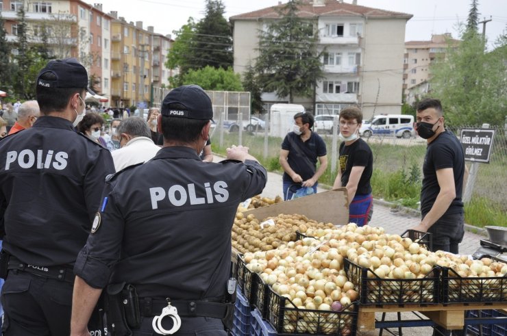 Polis ekiplerinden semt pazarında denetim