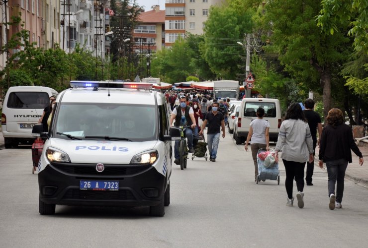 Polis ekiplerinden semt pazarında denetim