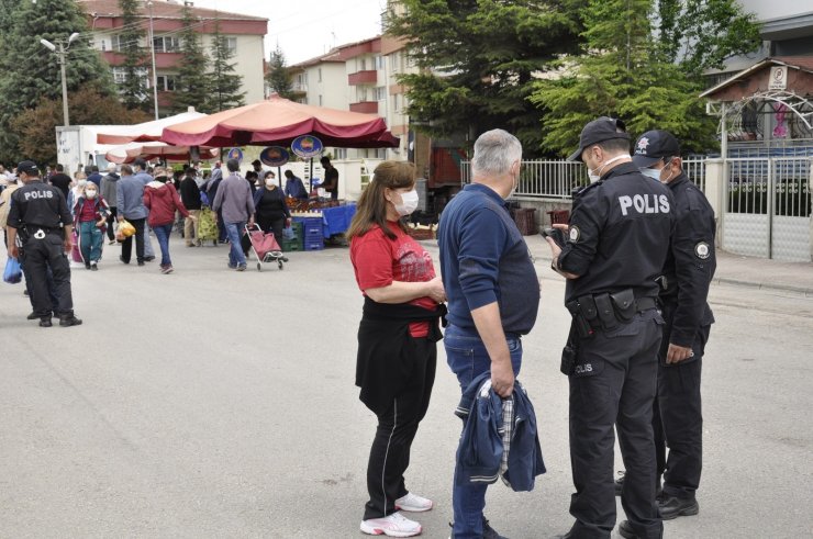 Polis ekiplerinden semt pazarında denetim