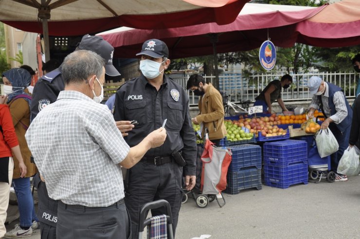 Polis ekiplerinden semt pazarında denetim