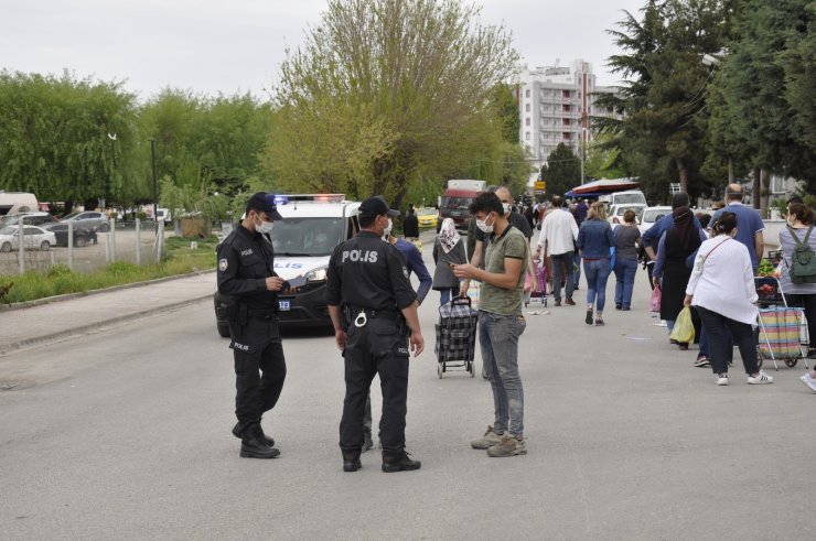 Polis ekiplerinden semt pazarında denetim