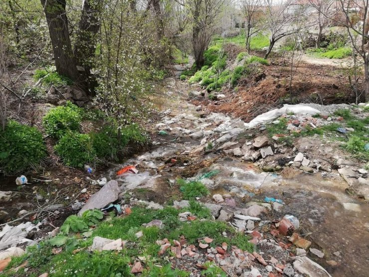 Toroslar’dan gelen doğal kaynak suyu boşa akıyor