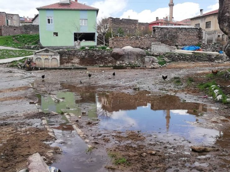 Toroslar’dan gelen doğal kaynak suyu boşa akıyor