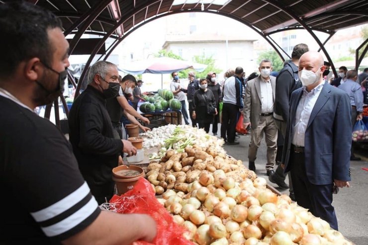 Başkan Çolakbayrakdar Kocasinan’ın 10 farklı noktasında pazar yerini denetledi