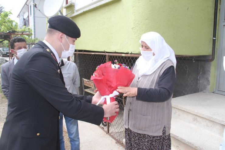 Beyşehir Kaymakamı Özdemir, ziyaret ettiği şehit annelerinin gününü kutladı