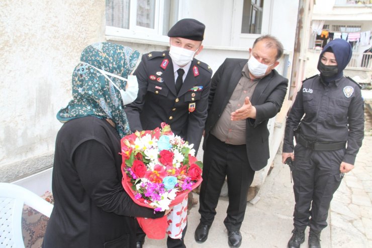 Beyşehir Kaymakamı Özdemir, ziyaret ettiği şehit annelerinin gününü kutladı