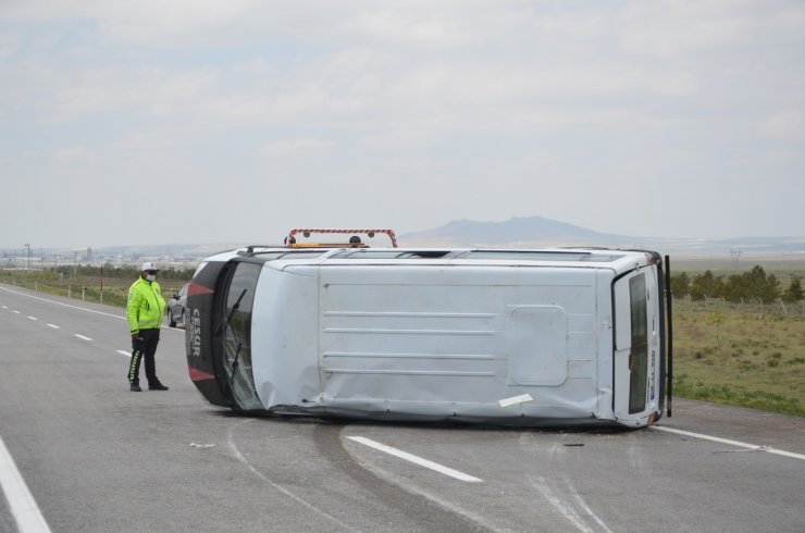 Konya’da işçileri taşıyan minibüs devrildi: 4 yaralı