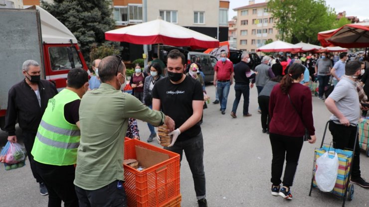 Odunpazarı Belediyesi Kadir Gecesi’nde helva dağıttı