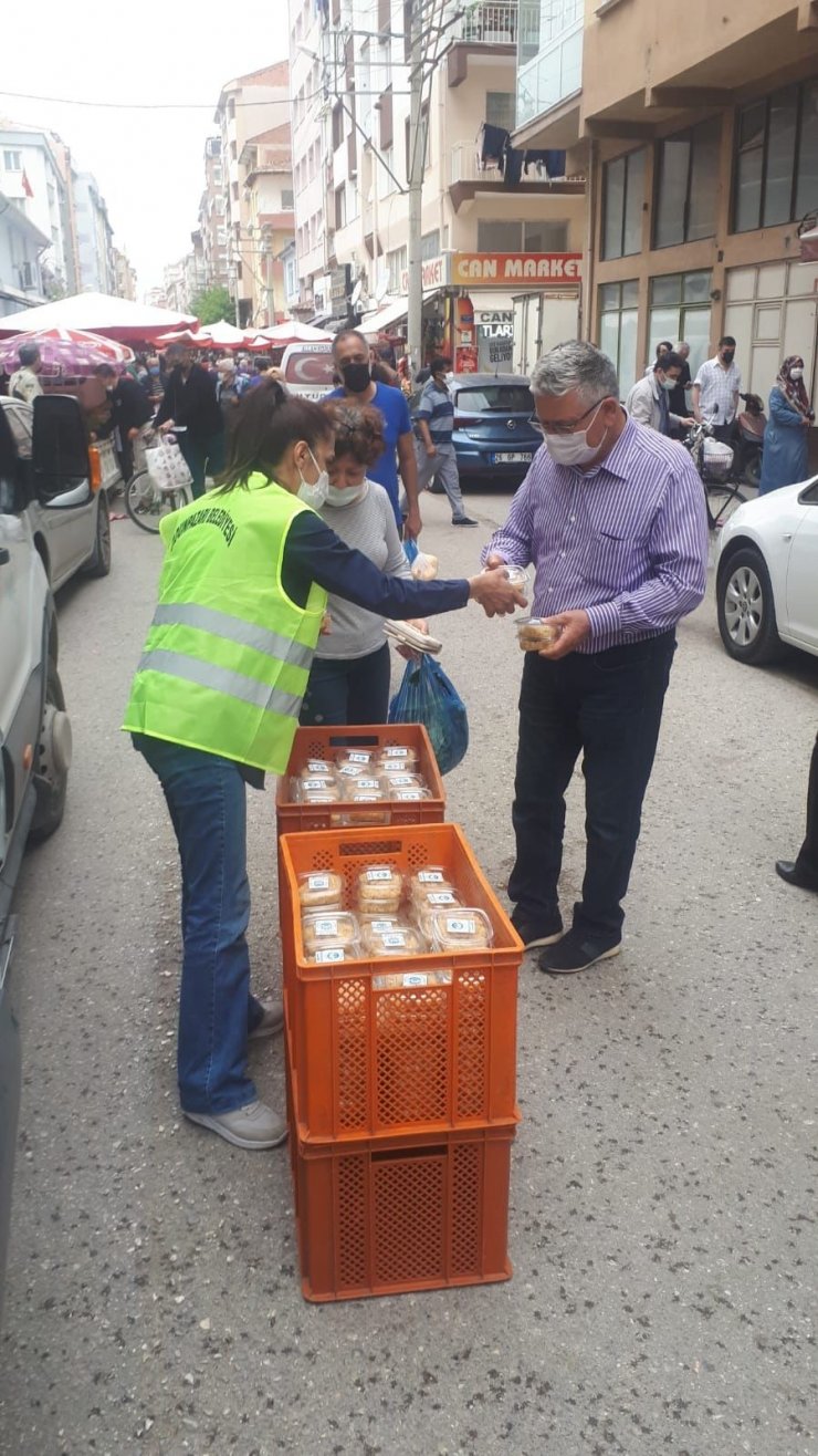 Odunpazarı Belediyesi Kadir Gecesi’nde helva dağıttı