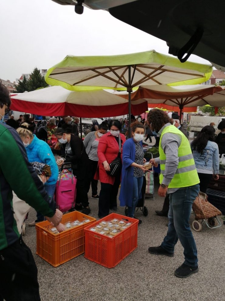 Odunpazarı Belediyesi Kadir Gecesi’nde helva dağıttı