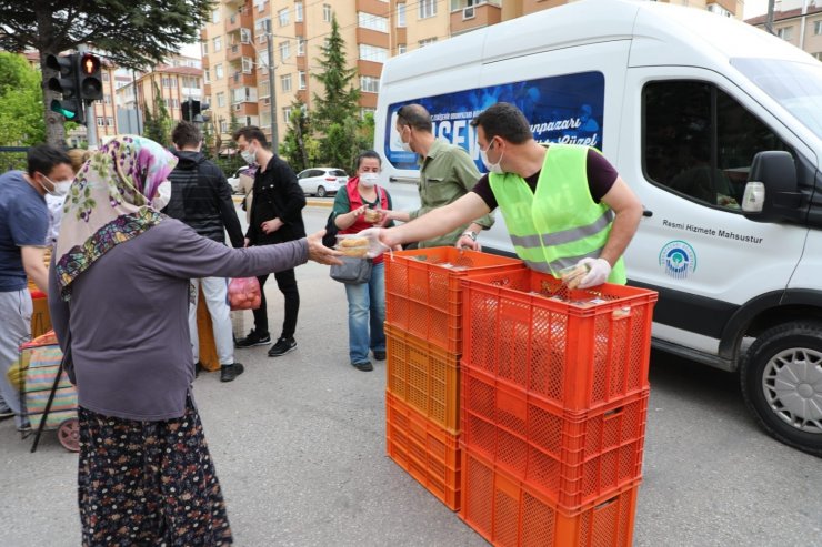 Odunpazarı Belediyesi Kadir Gecesi’nde helva dağıttı