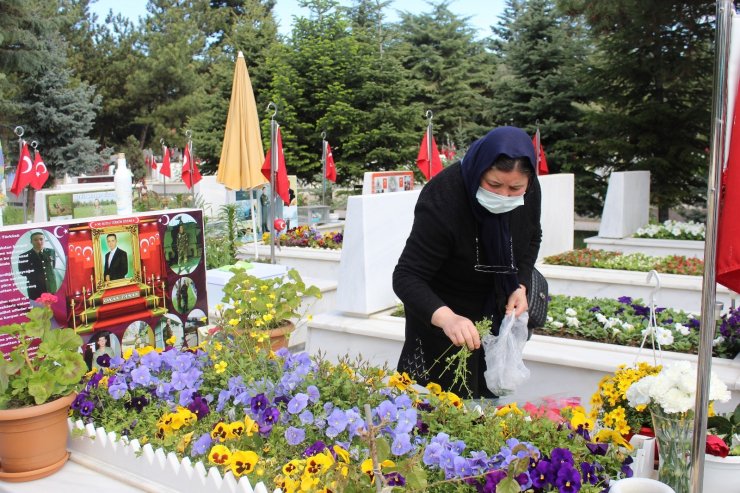 Şehit anneleri Anneler Günü’nü evlatlarının mezarı başında geçirdi