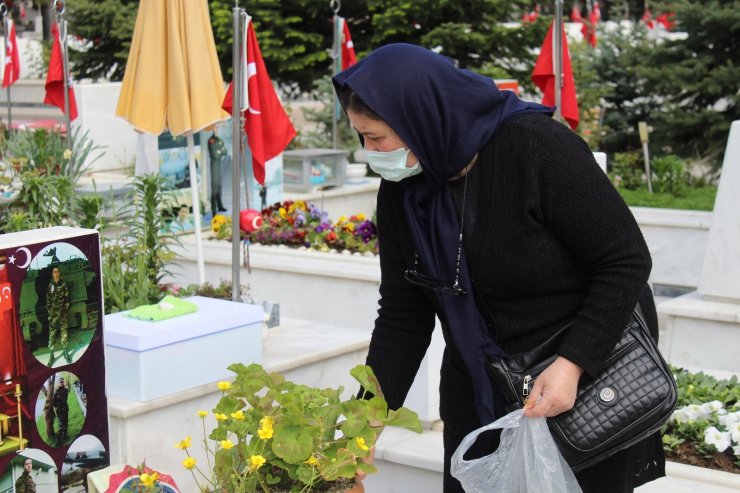 Şehit anneleri Anneler Günü’nü evlatlarının mezarı başında geçirdi