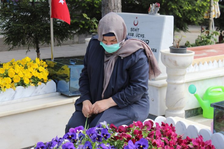 Şehit anneleri Anneler Günü’nü evlatlarının mezarı başında geçirdi