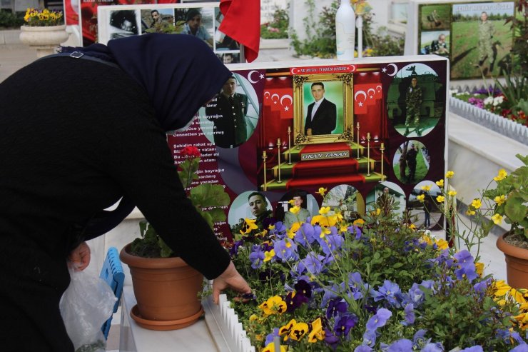 Şehit anneleri Anneler Günü’nü evlatlarının mezarı başında geçirdi