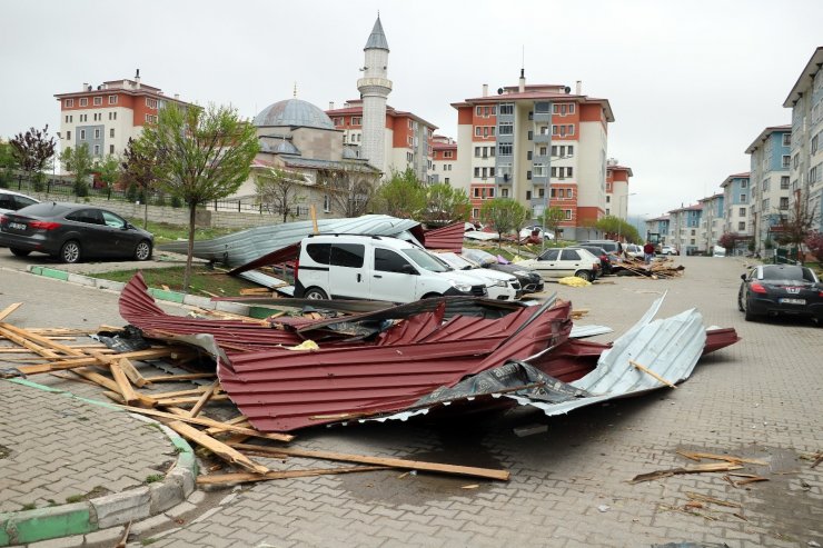 Yozgat’a çatılar uçtu