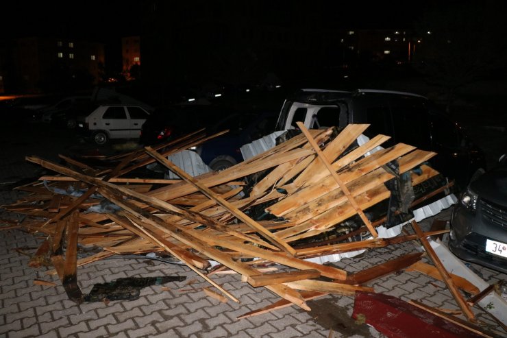 Yozgat’ta etkili olan fırtına çatıları uçurdu, çok sayıda araca hasar verdi