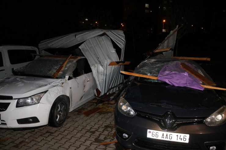 Yozgat’ta etkili olan fırtına çatıları uçurdu, çok sayıda araca hasar verdi