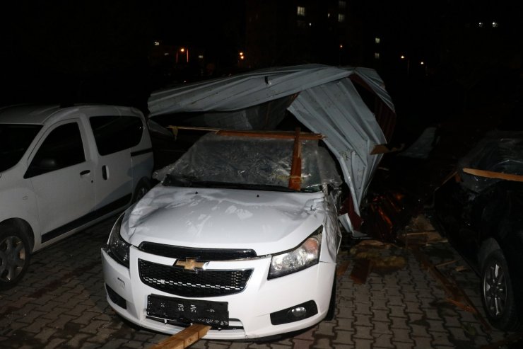 Yozgat’ta etkili olan fırtına çatıları uçurdu, çok sayıda araca hasar verdi