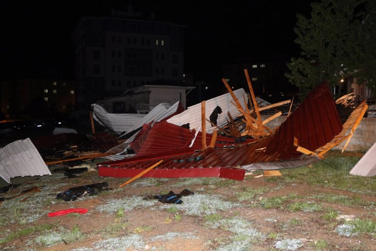 Yozgat’ta etkili olan fırtına çatıları uçurdu, çok sayıda araca hasar verdi