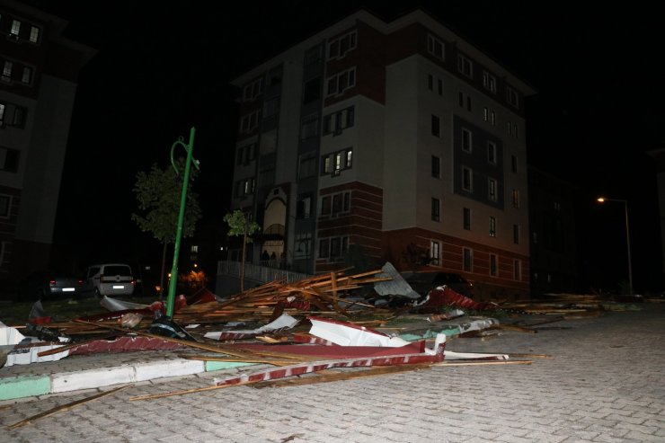 Yozgat’ta etkili olan fırtına çatıları uçurdu, çok sayıda araca hasar verdi