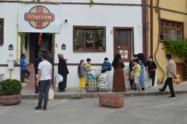 Hayırseverler bir çatı altında buluşarak vatandaşın karnını doyurdu