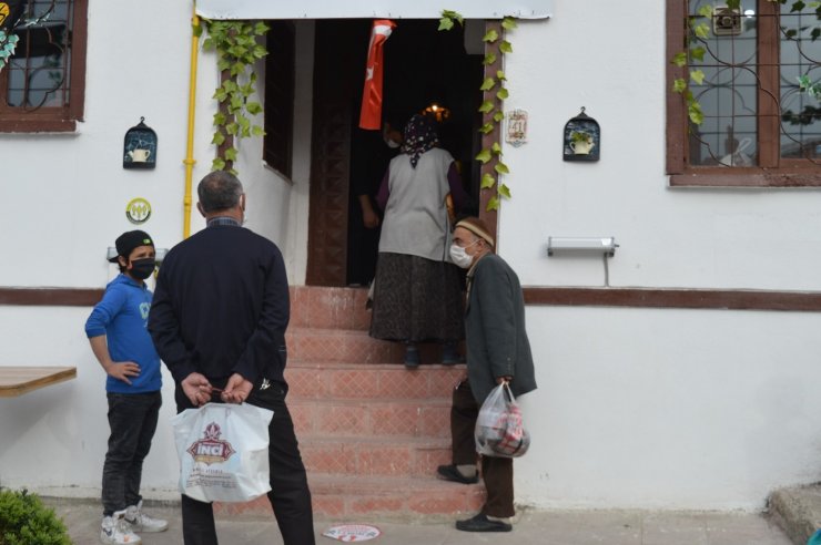 Hayırseverler bir çatı altında buluşarak vatandaşın karnını doyurdu