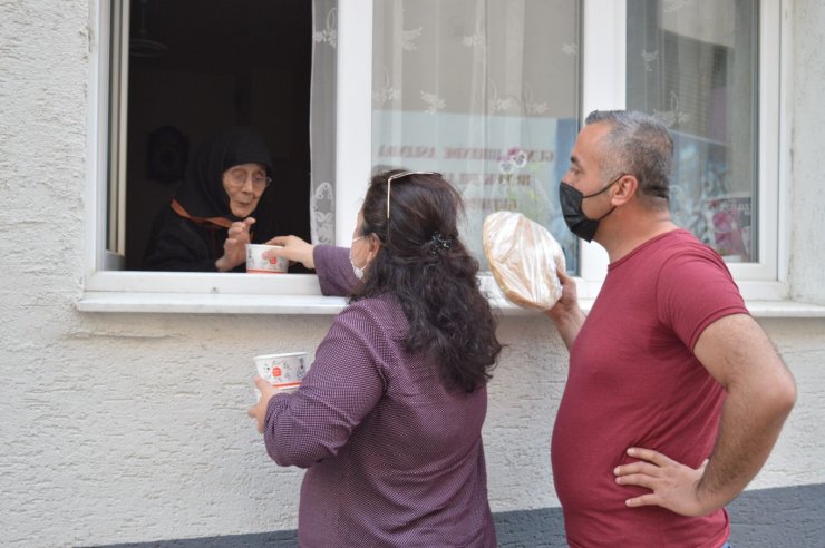 Hayırseverler bir çatı altında buluşarak vatandaşın karnını doyurdu