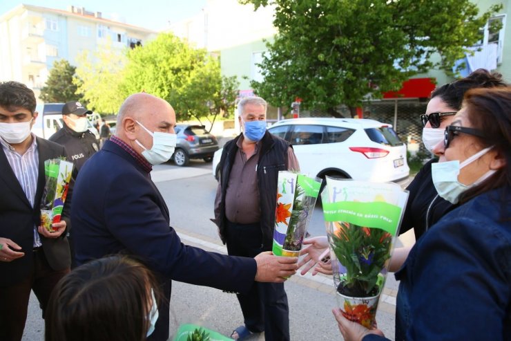 Keçiören Belediye Başkanı Altınok, Anneler Günü’nü çiçeklerle kutladı