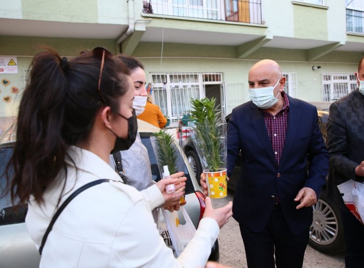 Keçiören Belediye Başkanı Altınok, Anneler Günü’nü çiçeklerle kutladı