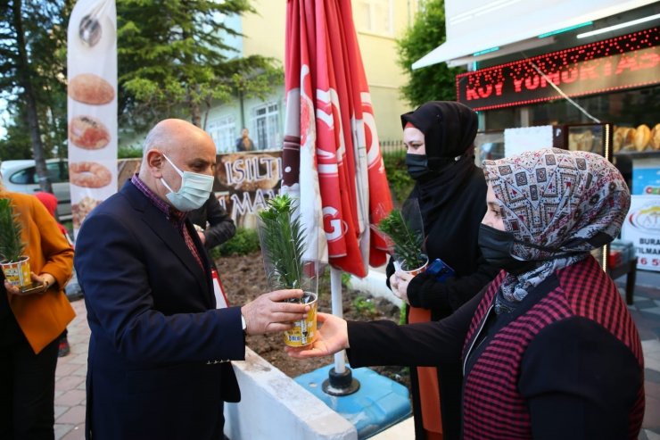 Keçiören Belediye Başkanı Altınok, Anneler Günü’nü çiçeklerle kutladı