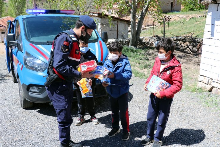 Yozgat’ta jandarma ekipleri köydeki çocukların bayramını kutladı