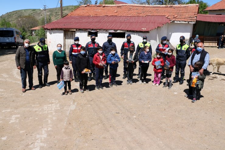 Yozgat’ta jandarma ekipleri köydeki çocukların bayramını kutladı