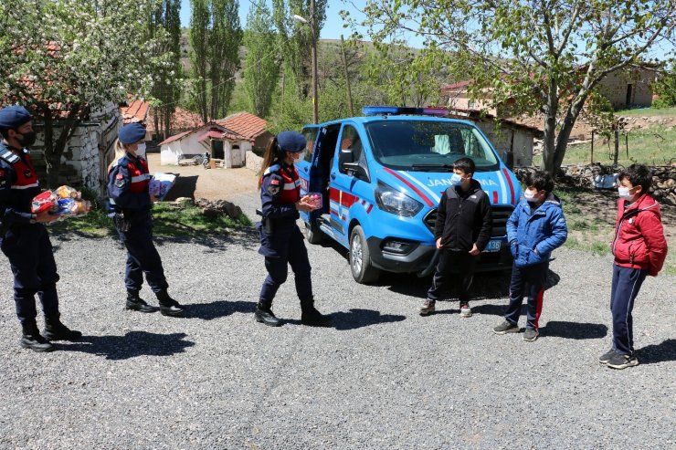 Yozgat’ta jandarma ekipleri köydeki çocukların bayramını kutladı