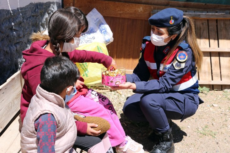 Yozgat’ta jandarma ekipleri köydeki çocukların bayramını kutladı