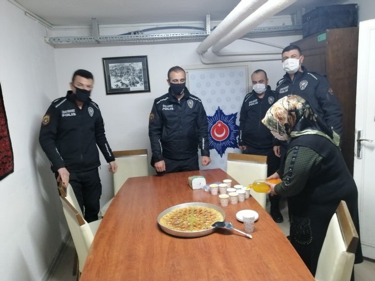 Lokantacı kadından görevli polislere tatlı ikramı