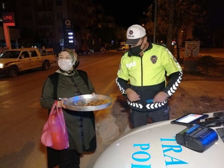 Lokantacı kadından görevli polislere tatlı ikramı